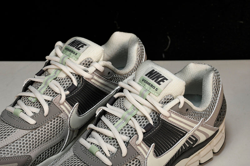 Zoom Vomero 5 Men's Shoes