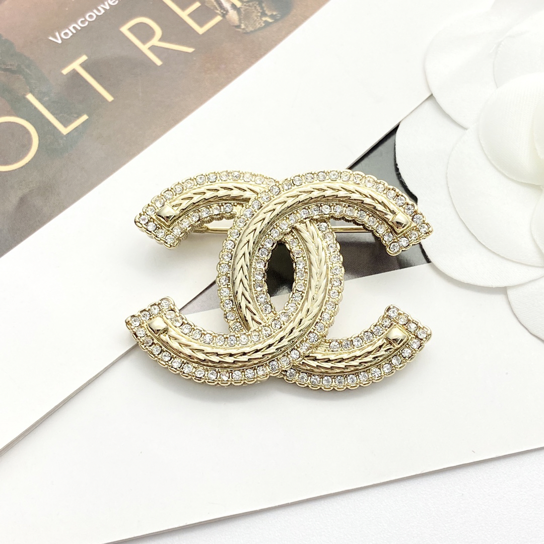 CHAN 24 rhinestone ripple double c brooch