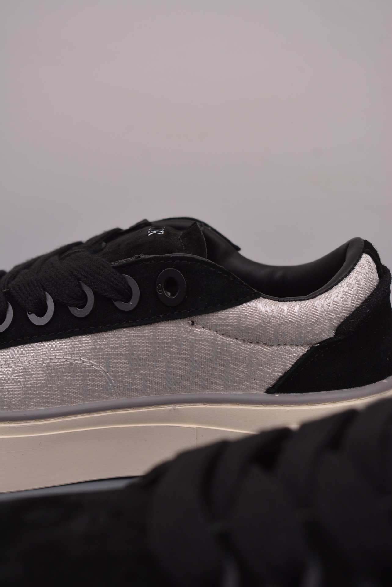 Dior B33 Low Top Sneakers Black and White CD Re-image 3SN303ZWN_H860