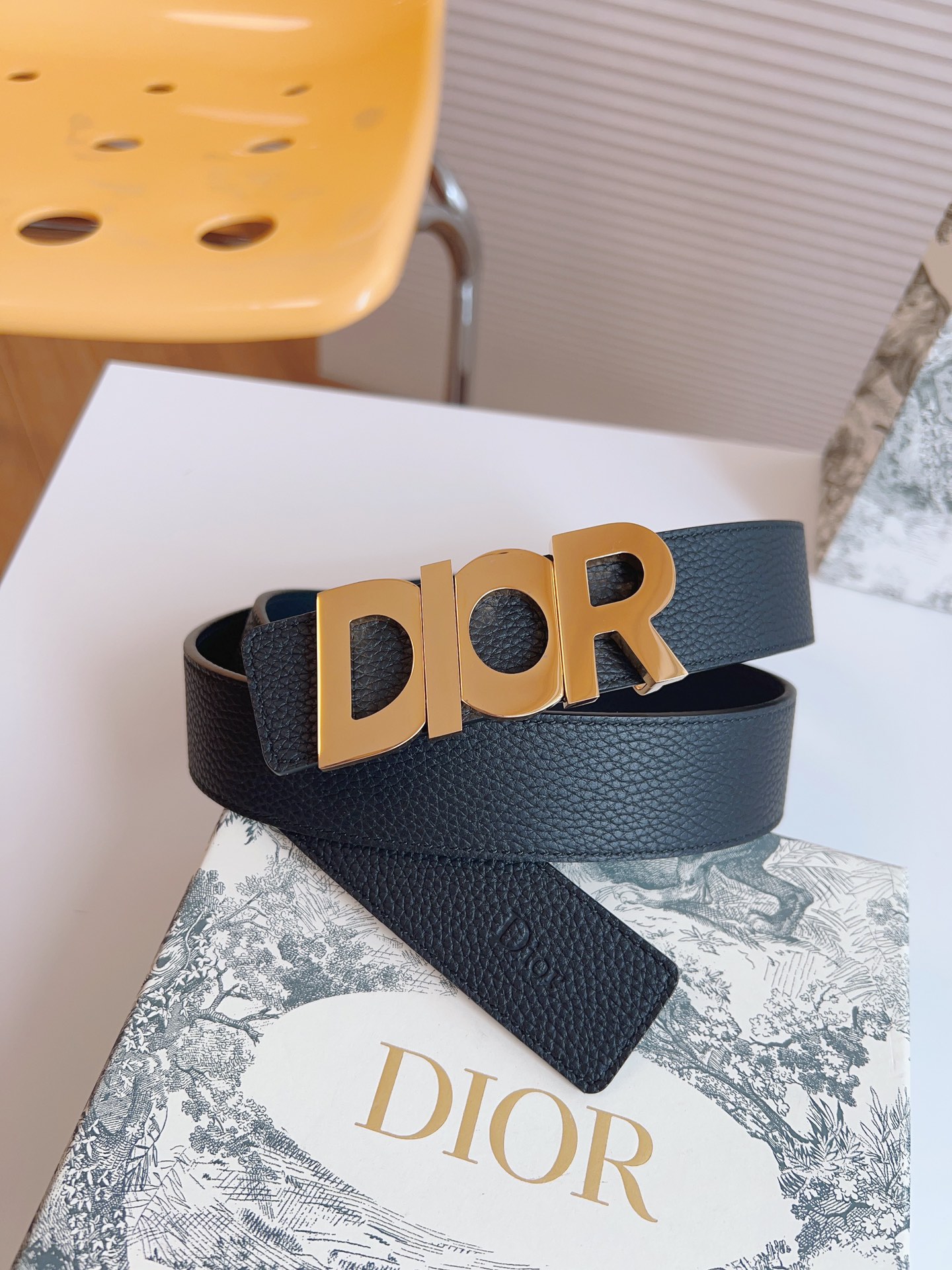 Dior double-sided leather belt with letter buckle, 3.5CM wide