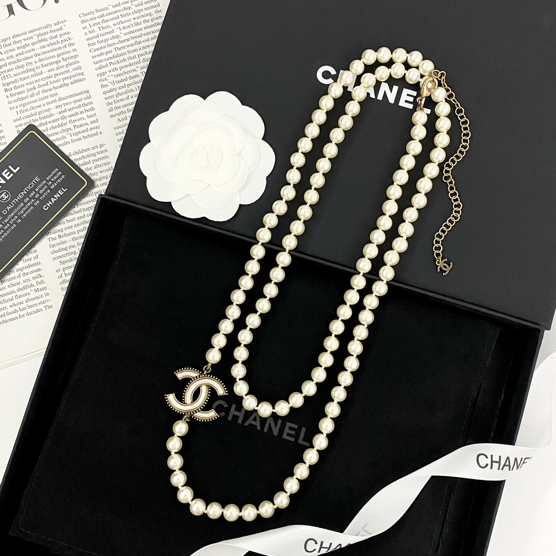 CHAN 24 vintage enamel double c pearl necklace