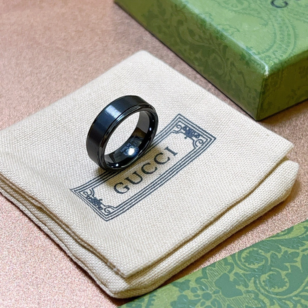 GUCCI black polished ring