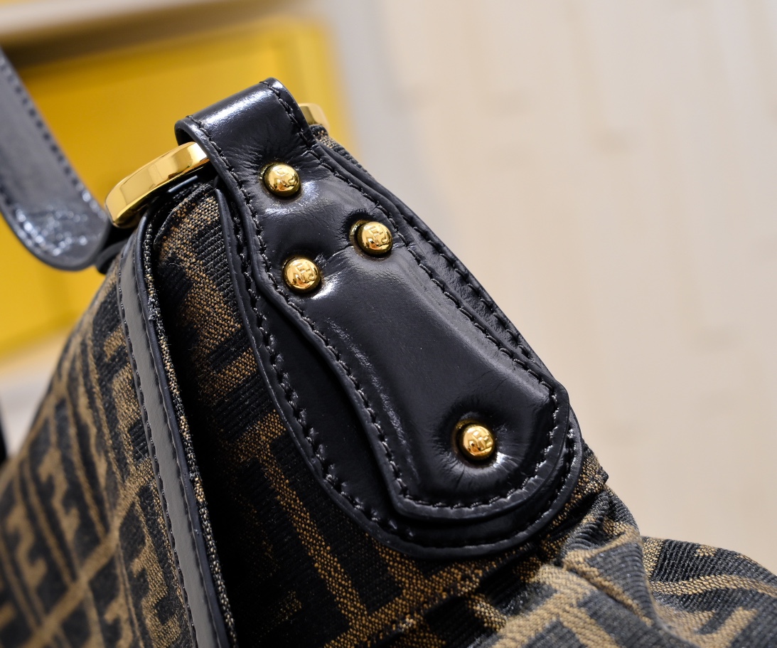 FENDI Large Old Fashioned Bag 8959