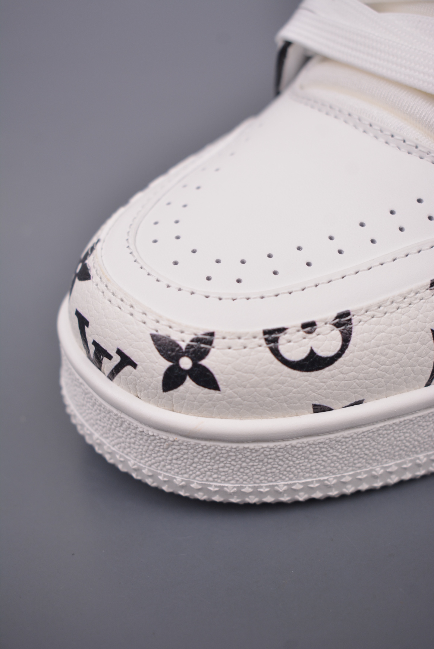 Louis Vuitton Trainer Sneaker Low White Black Print