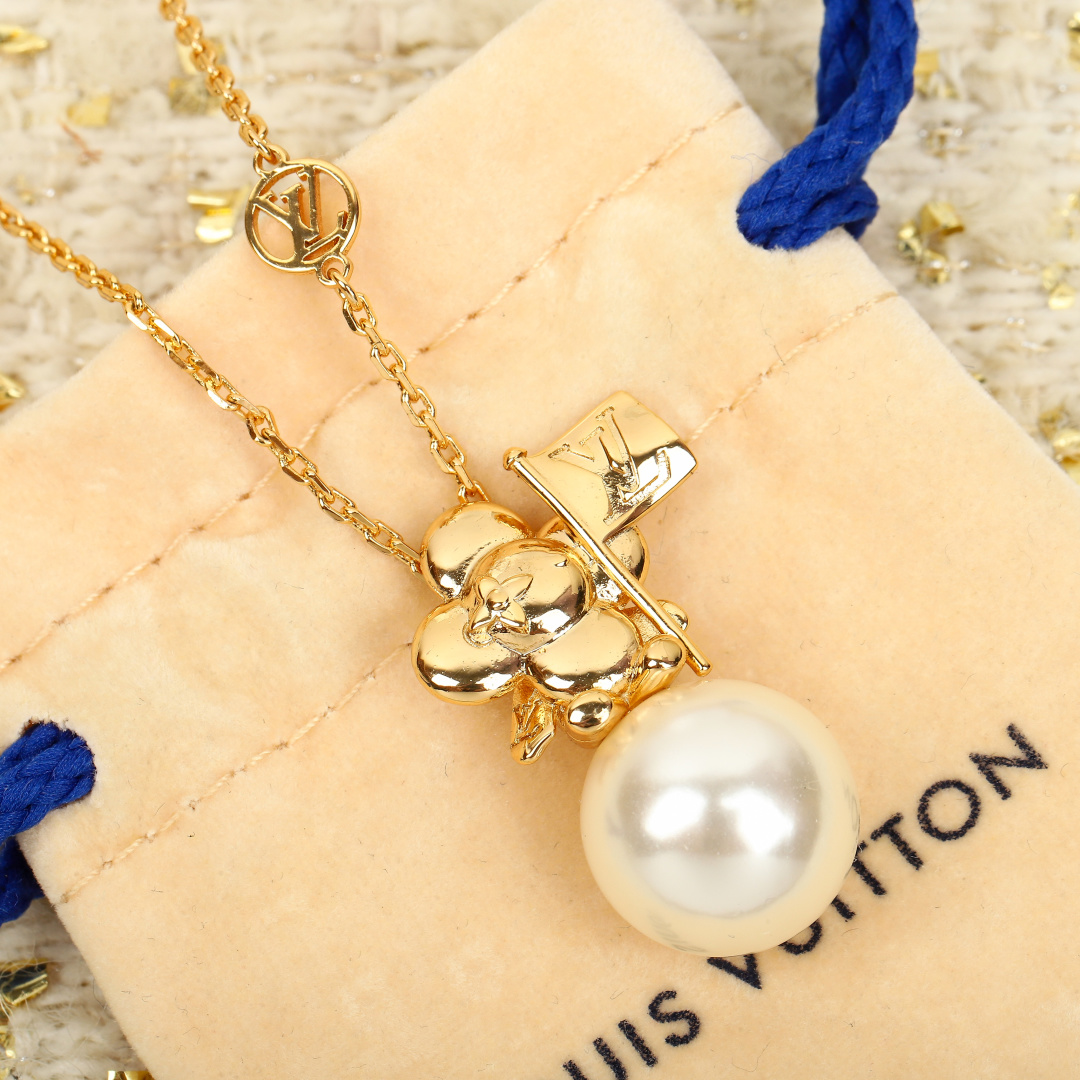 Louis Vuitton trendy logo pearl necklace