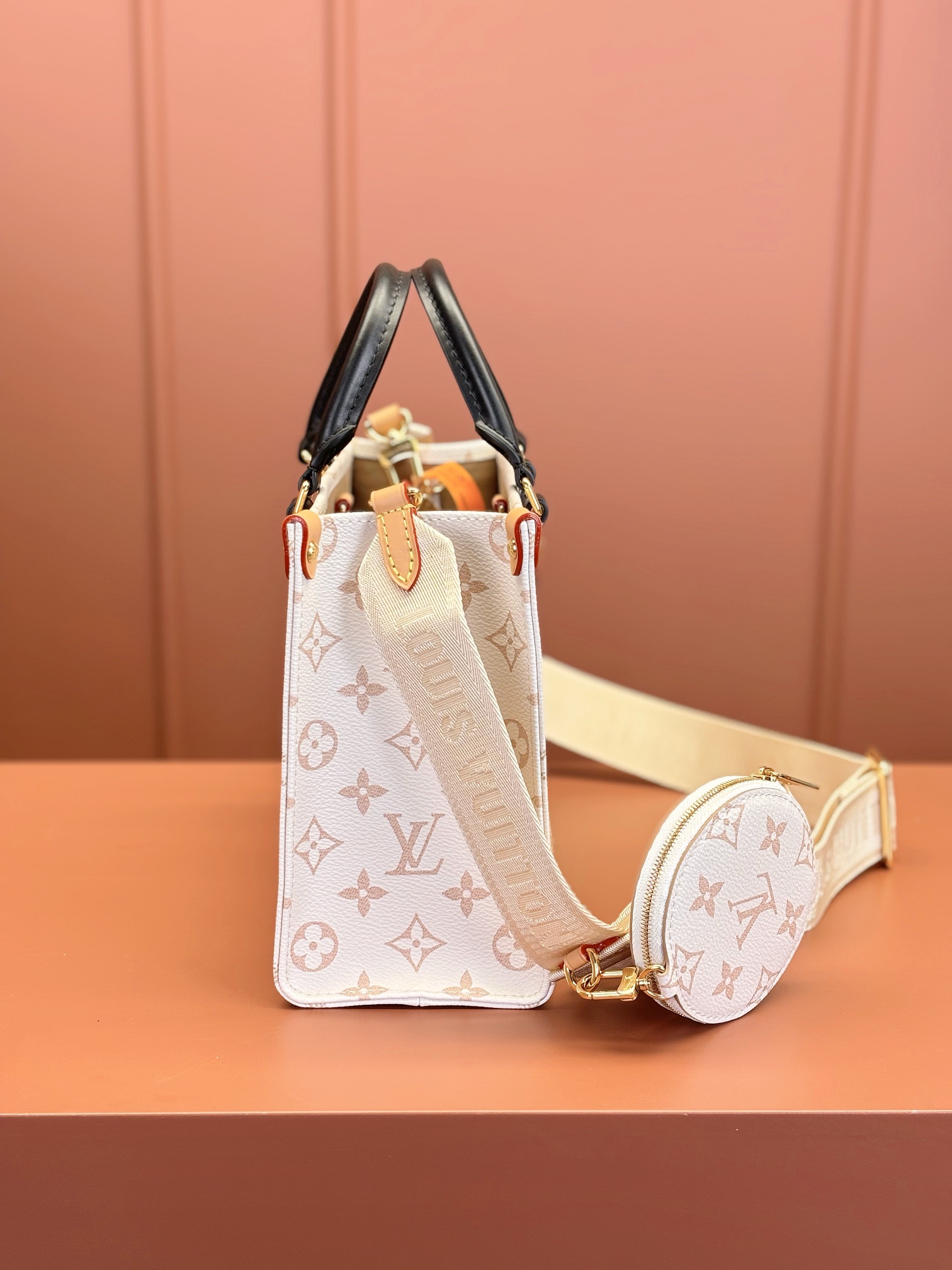 Louis Vuitton ONTHEGO Small Handbag M25433