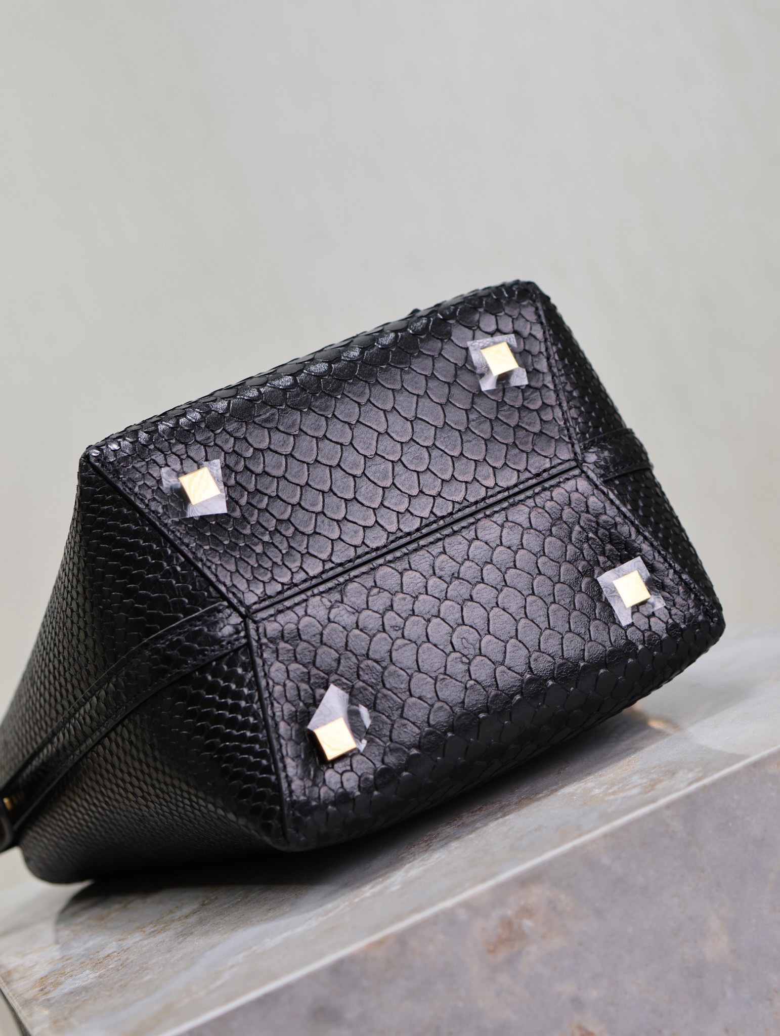 Yves Saint Laurent LE 37 Bucket Bag 749036