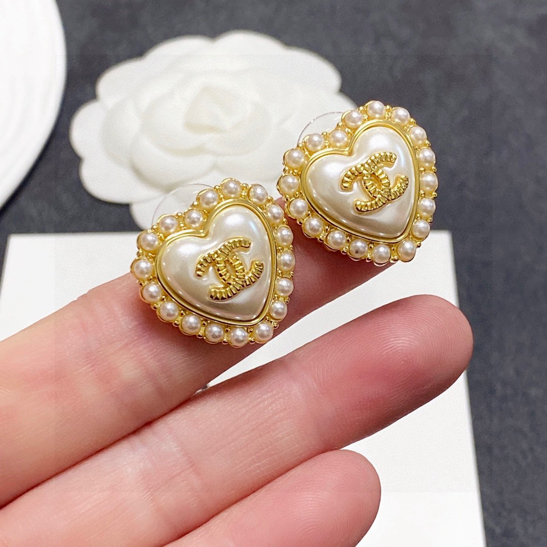 Chanel pearl inlaid heart earrings