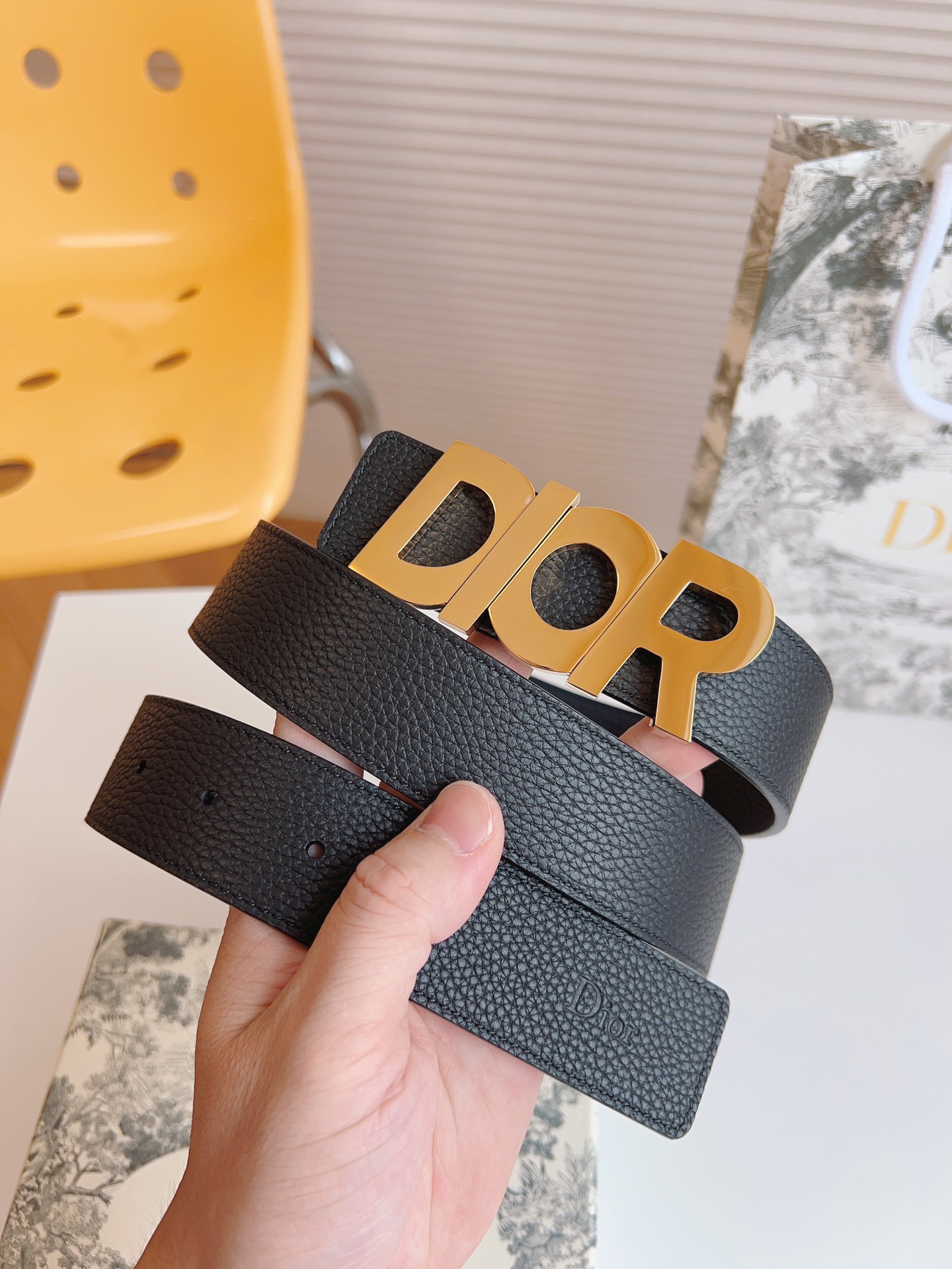 Dior double-sided leather belt with letter buckle, 3.5CM wide