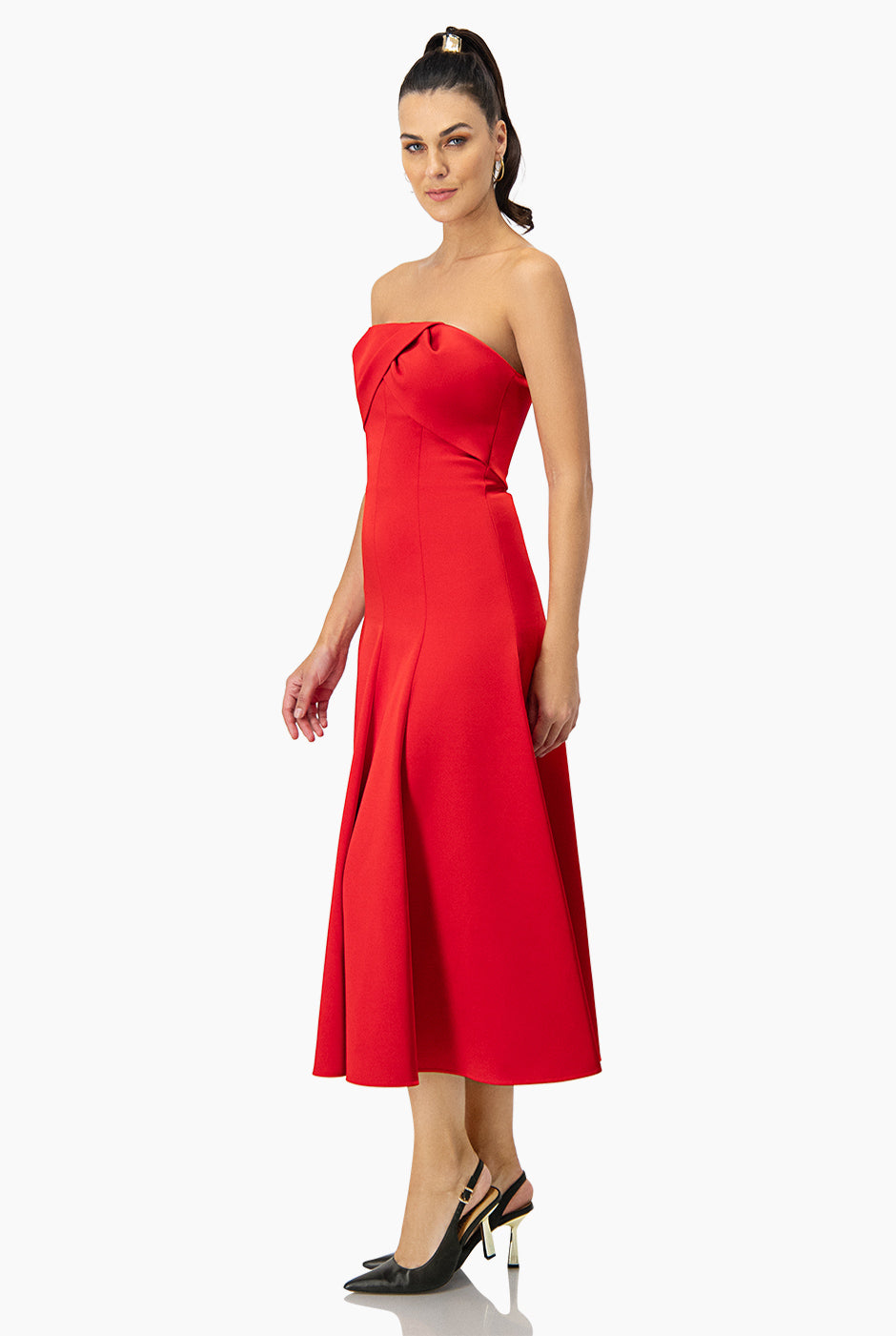 Vestido strapless con detalle en escote
