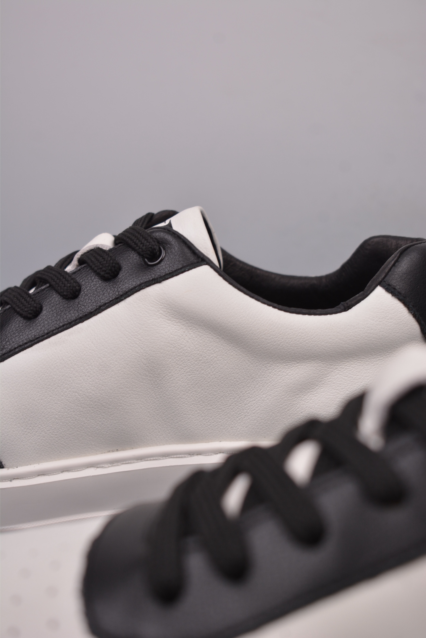 Louis Vuitton sneakers black and white 51BCOLORE