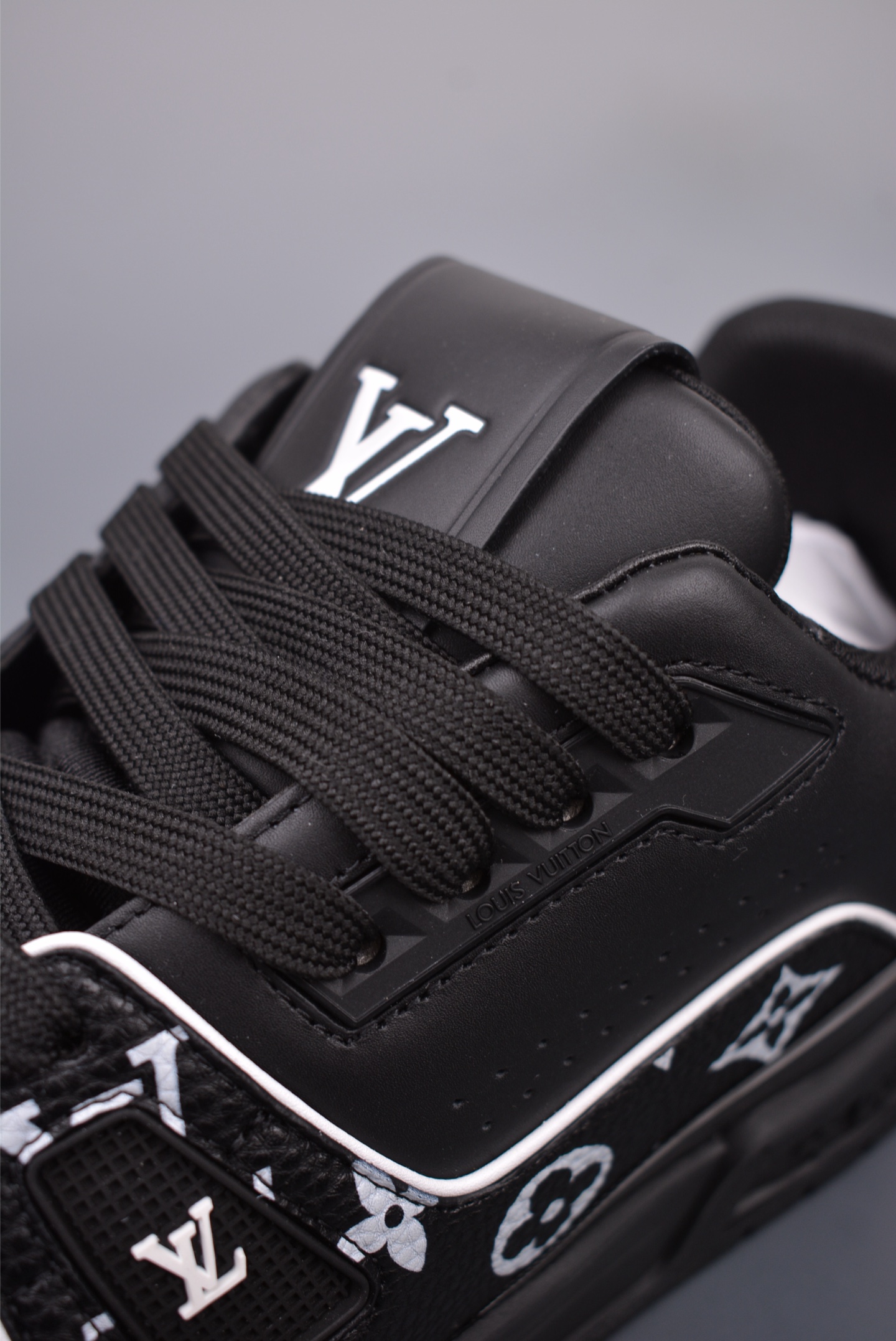 Louis Vuitton Trainer Sneaker Low Black and White Print 1AAREW