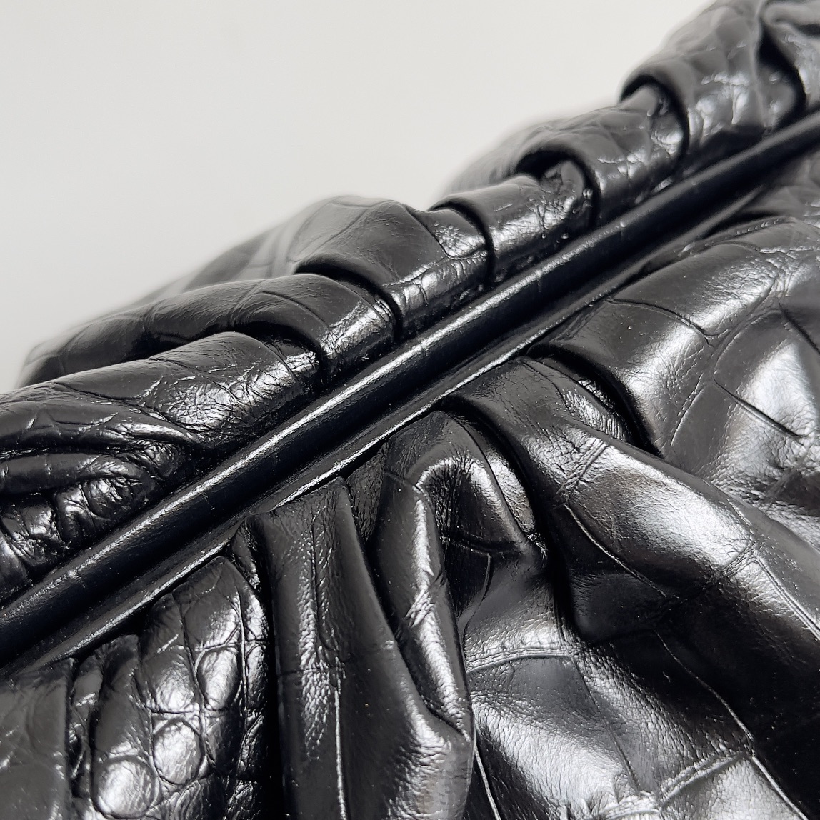 Bottega Veneta POUCH crocodile pleated cloud bag 576227