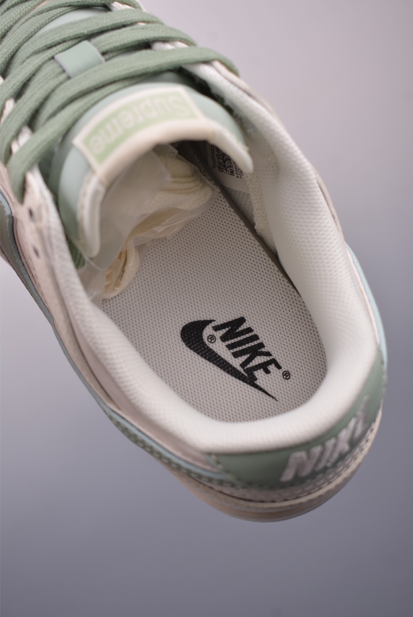 Supreme x Nike SB Dunk Low 