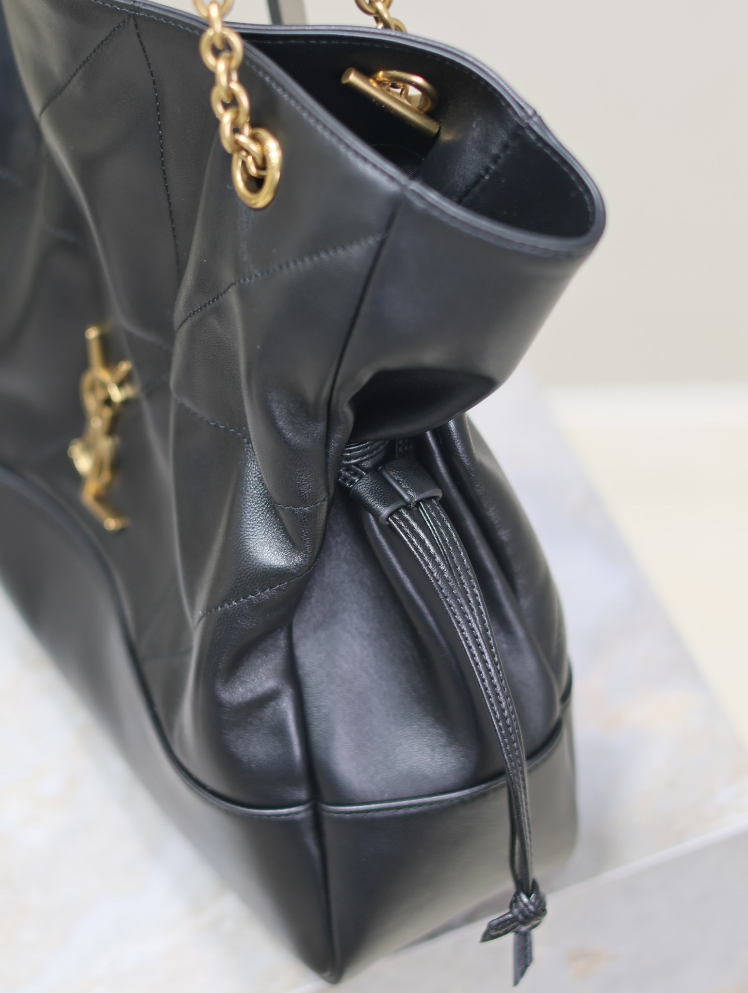 Yves Saint Laurent Jamie 4.3 Large CHON Bucket Bag 809824