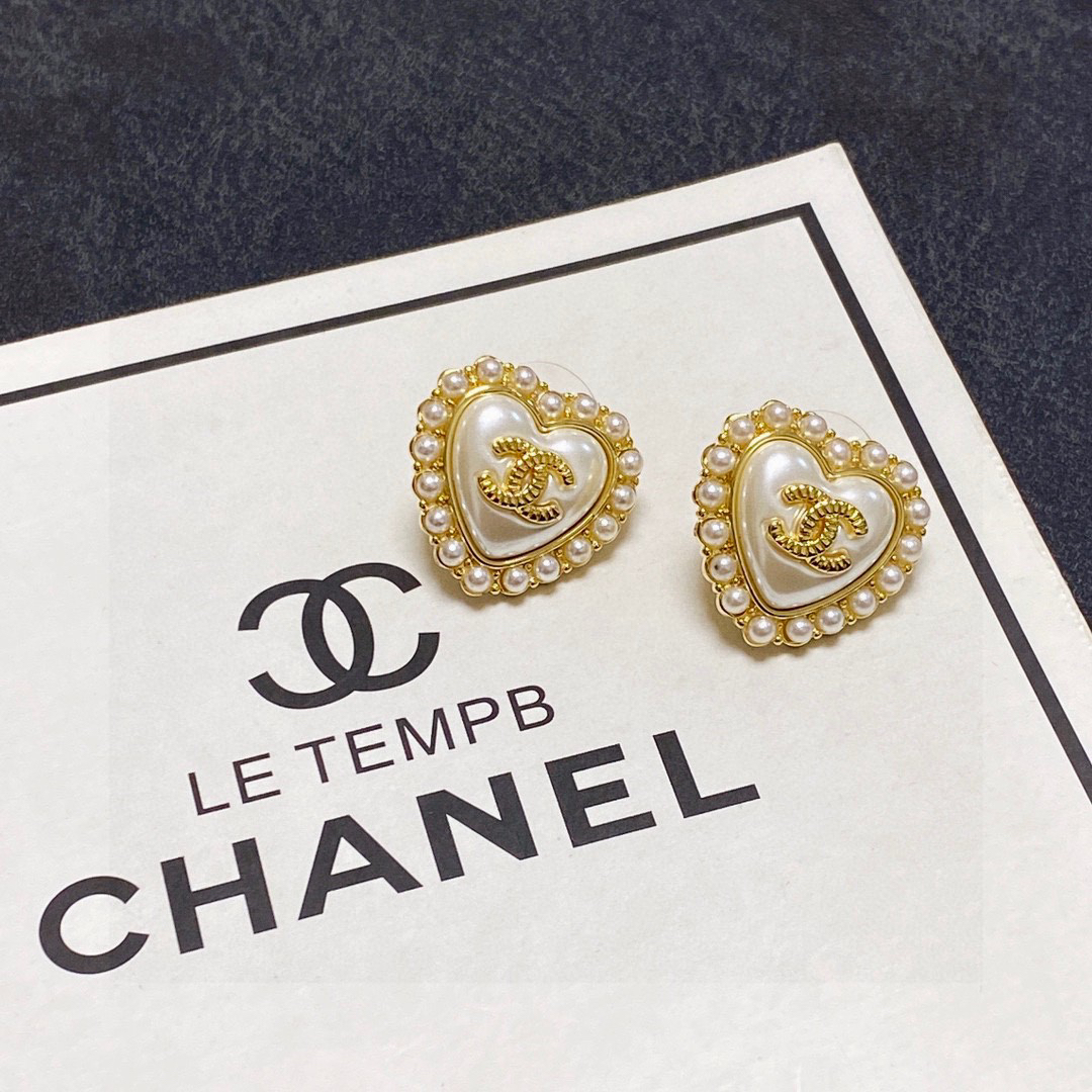 Chanel pearl inlaid heart earrings