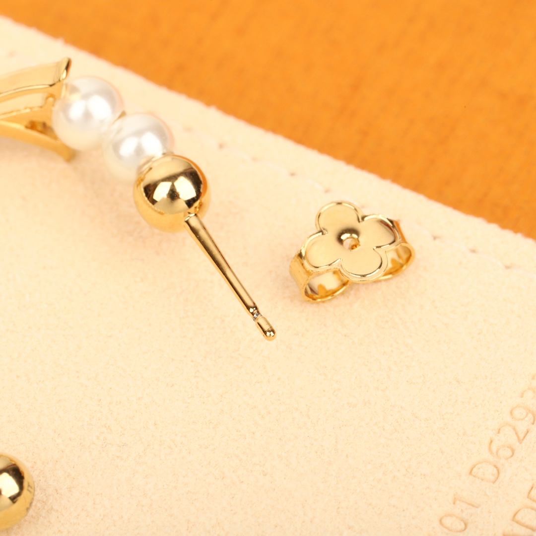 Louis Vuitton Gold Flower Pearl Earrings