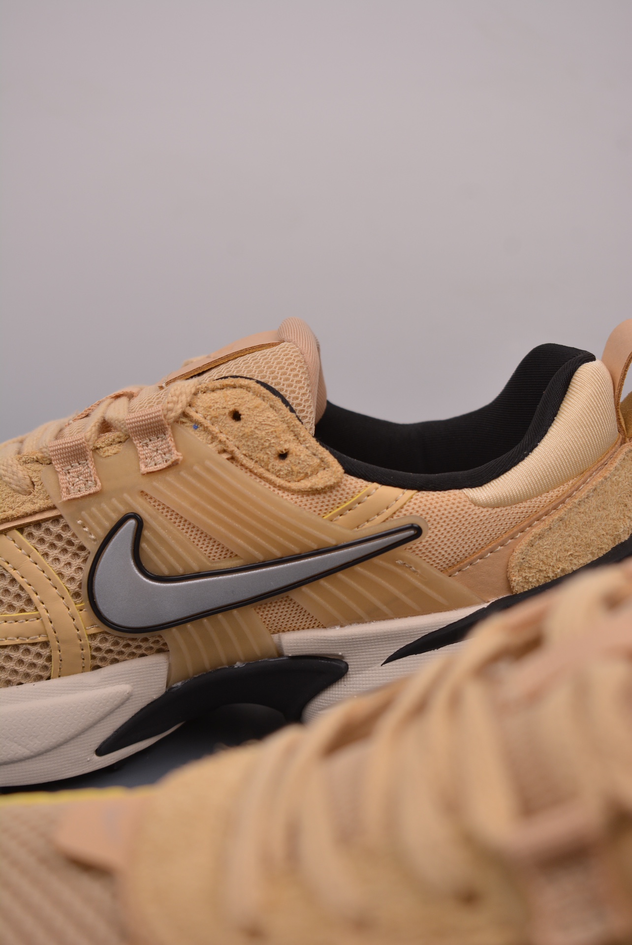 Nike Wmns V2K Runtekk Low Khaki FN6703-200