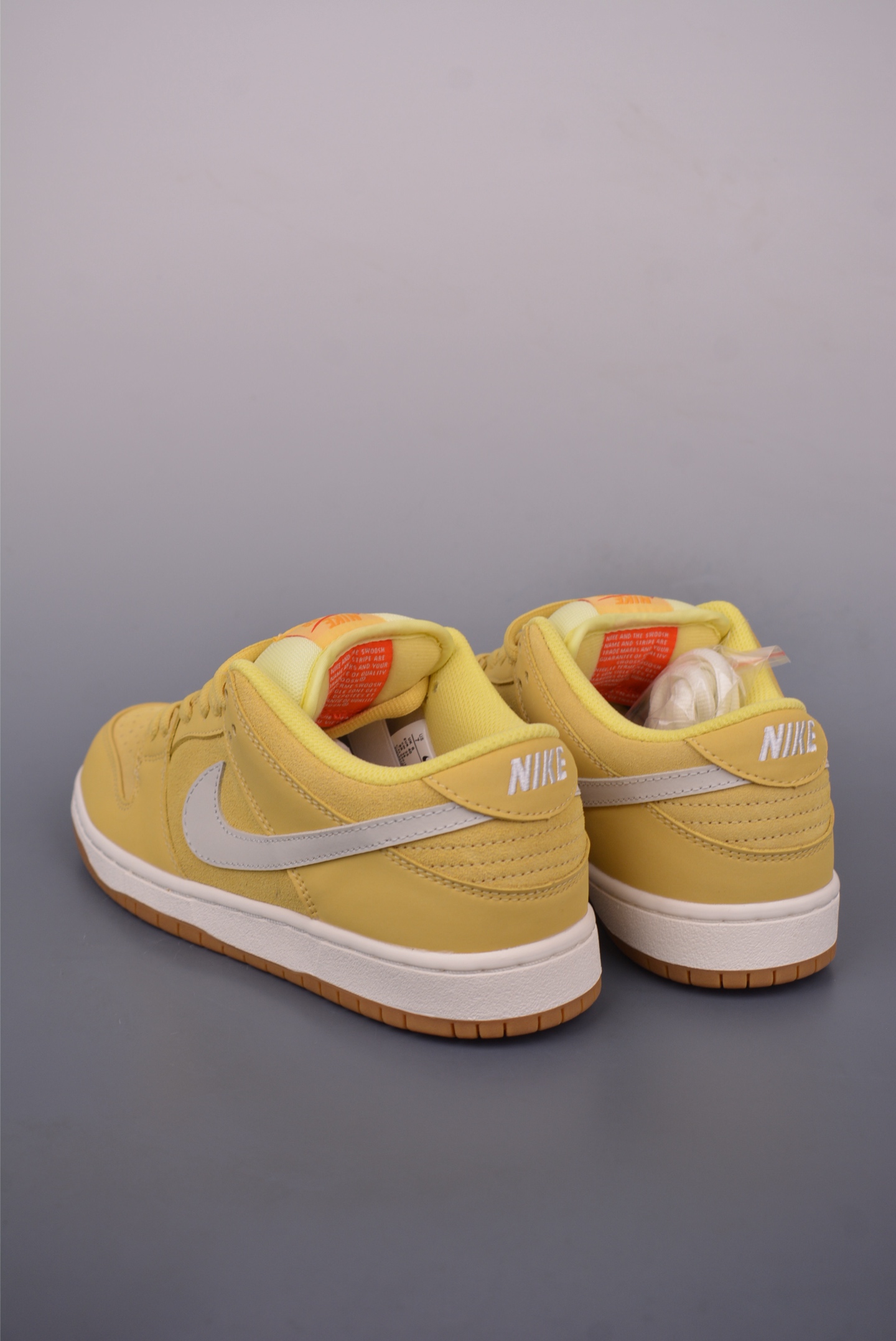 NIKE SB Dunk Low“SATURN GOLD”  FJ1674-700
