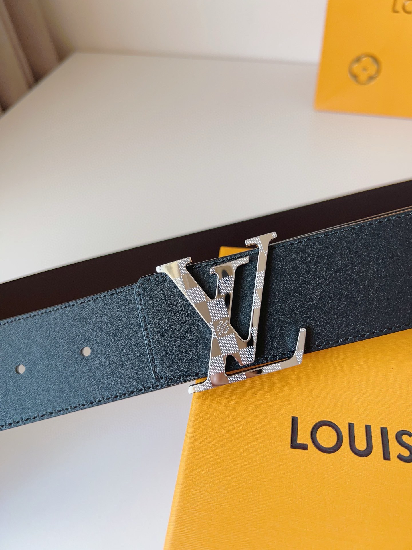 Louis Vuitton engraved buckle men's belt, 4cm wide
