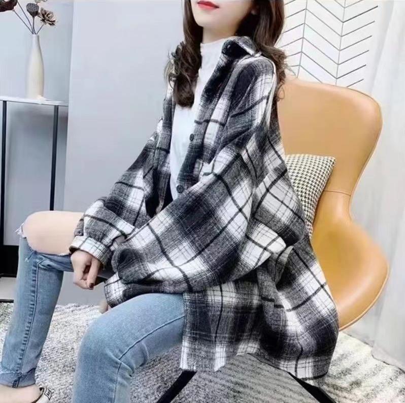 Black and white stripe a large version of a waxed plaid shirt Hong Kong style Coat