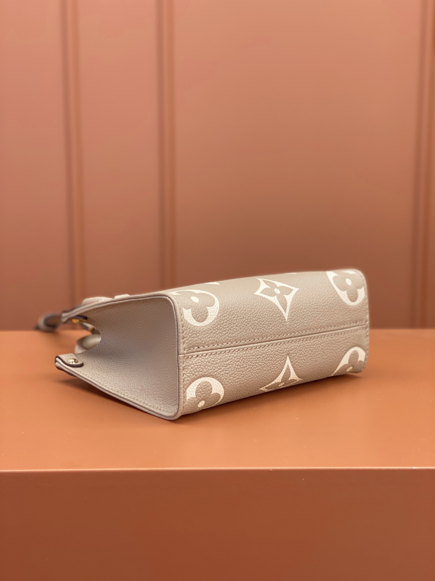 Louis Vuitton ONTHEGO BB Handbag M47054