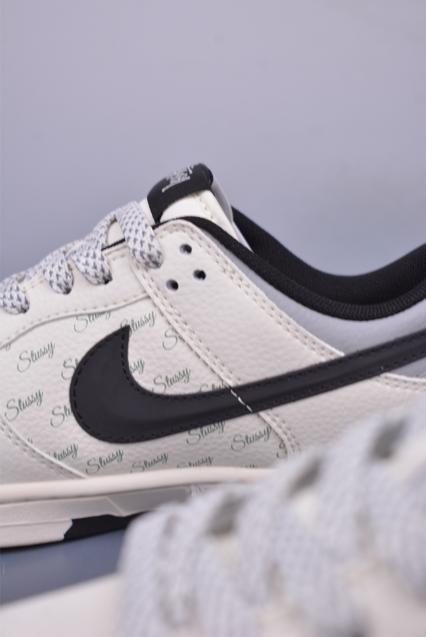 Stussy x Nike SB Dunk Low Sneakers White and Black XS6089-537