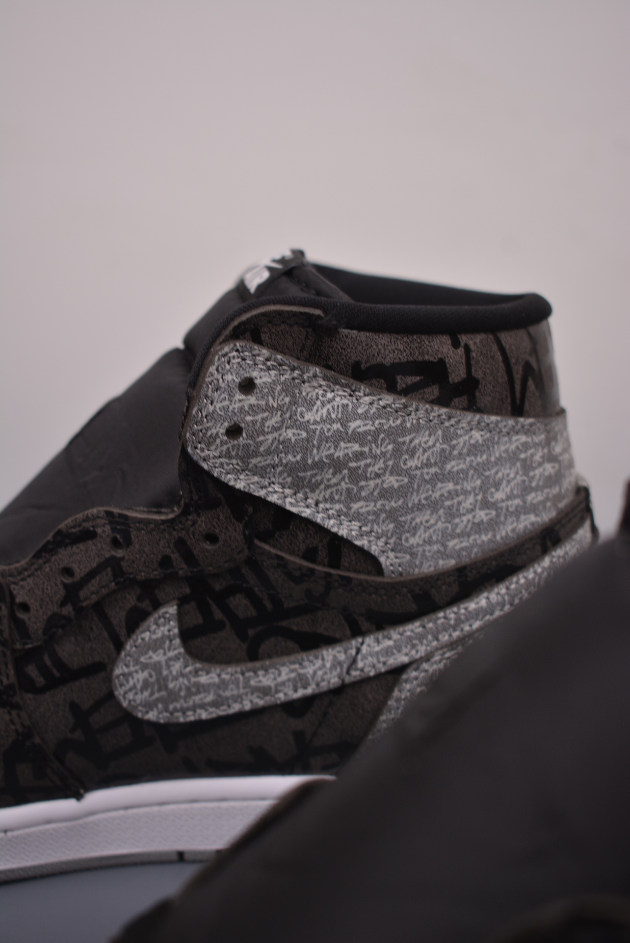 Air Jordan 1 Retro High OGRebellionaire 555088-036