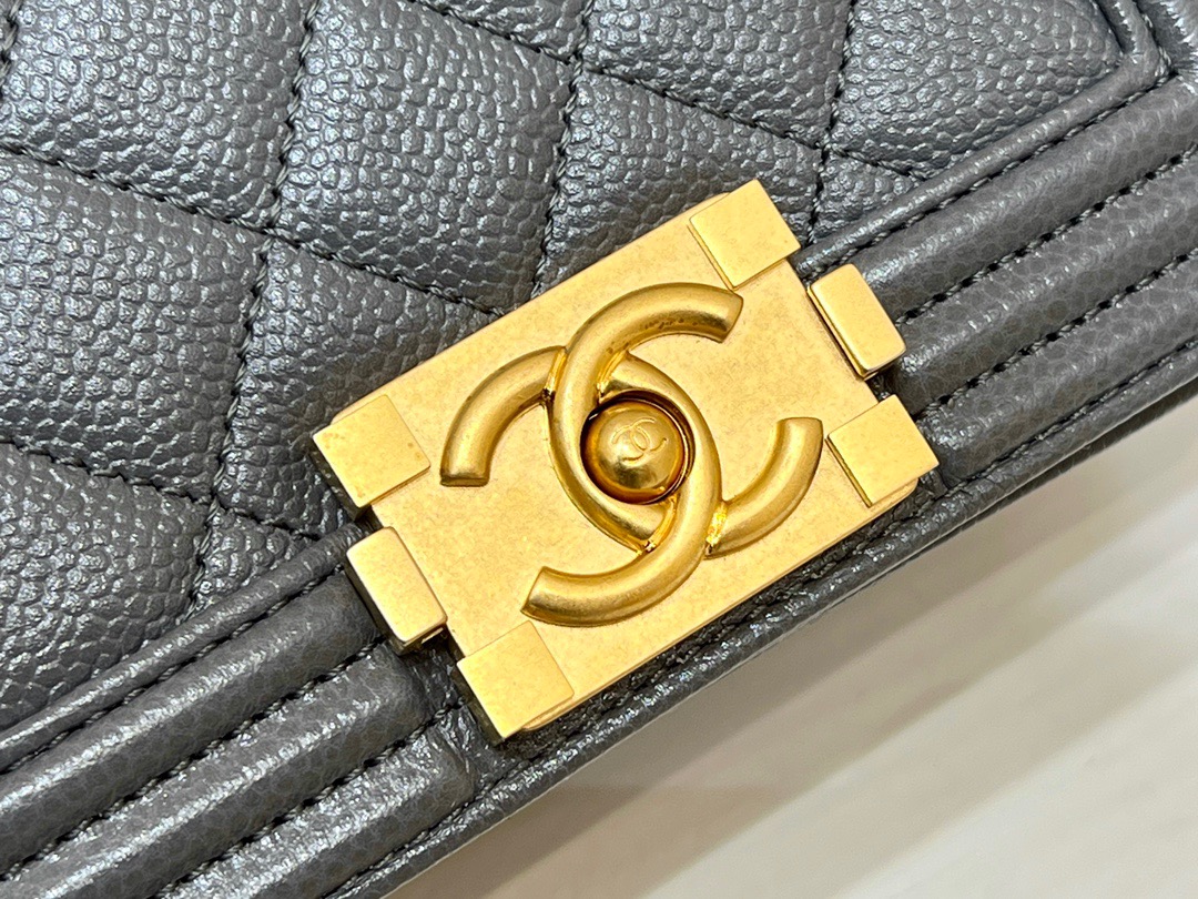Chanel 22A Le mini boy bag 67364