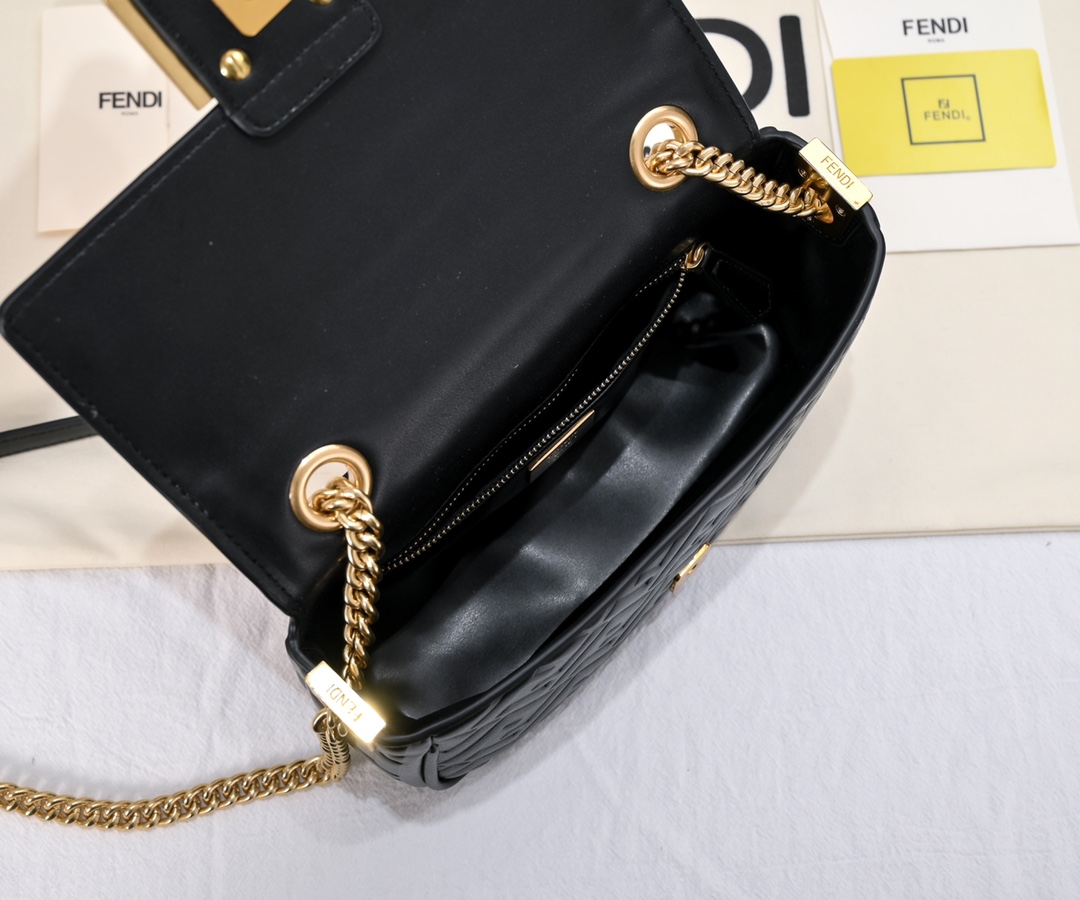 FENDI embossed baguette chain bag 6607