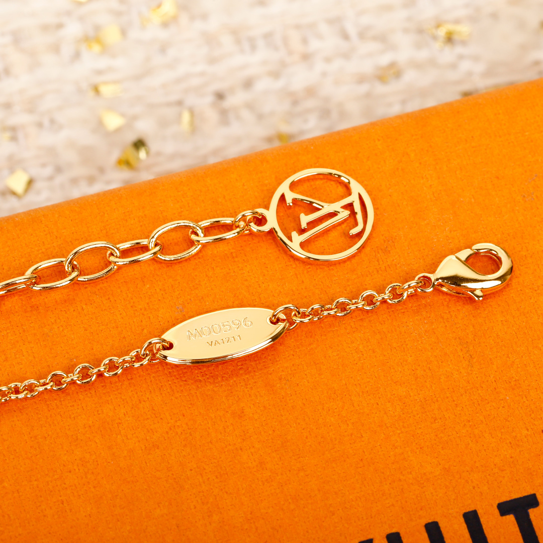 Louis Vuitton White Set Necklace