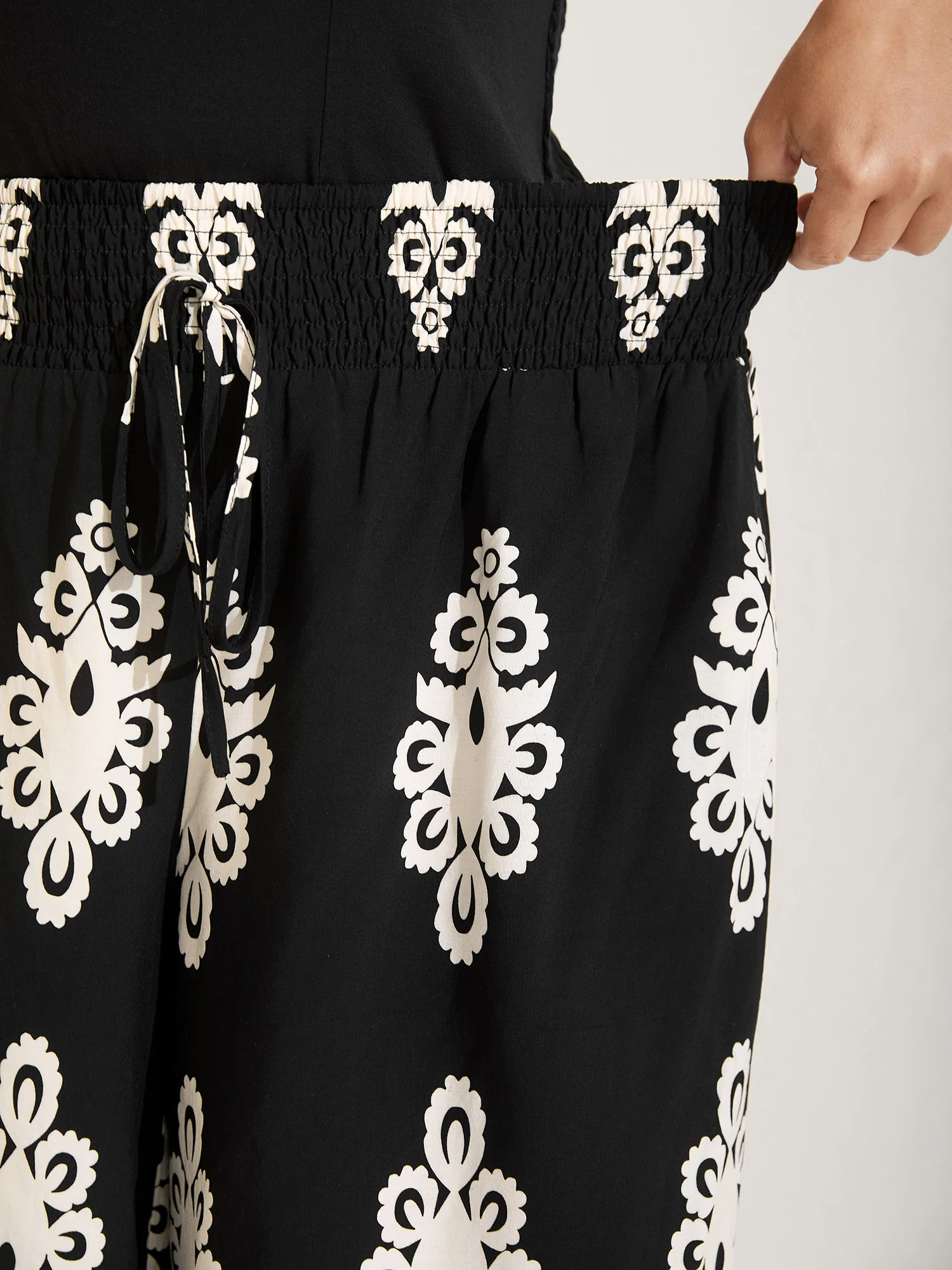 Ornate Print Shirred Wide-Leg Pants