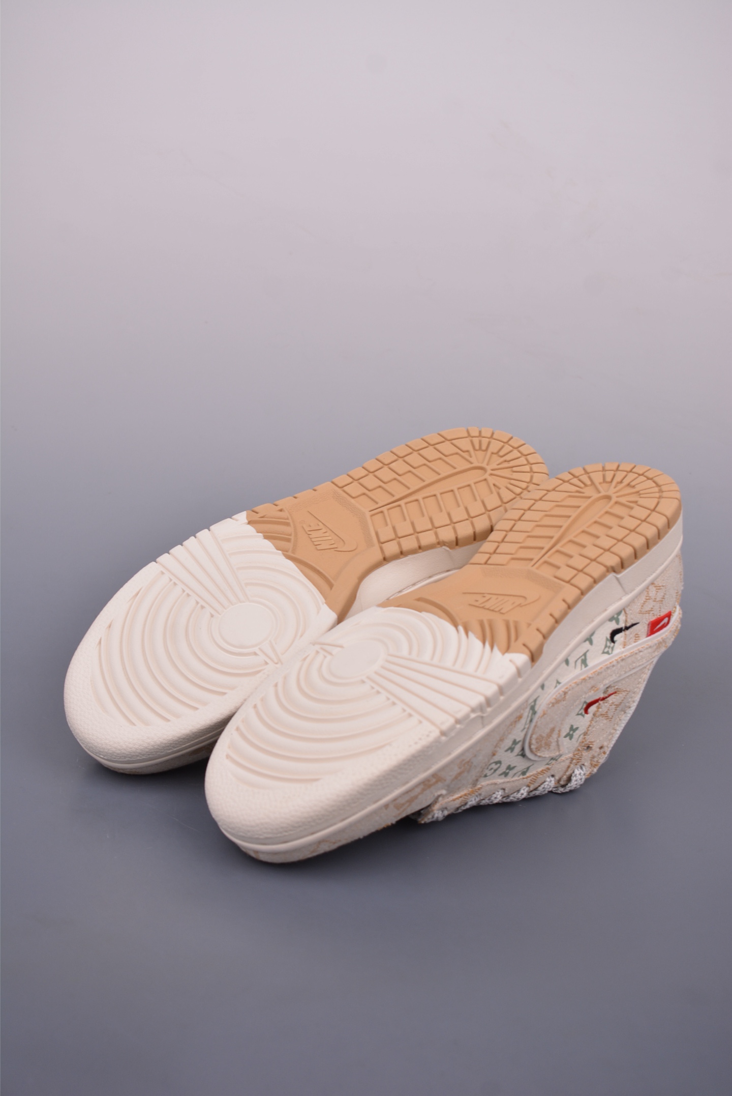 Louis Vuitton x Nike SB Dunk Low   YX5066-352