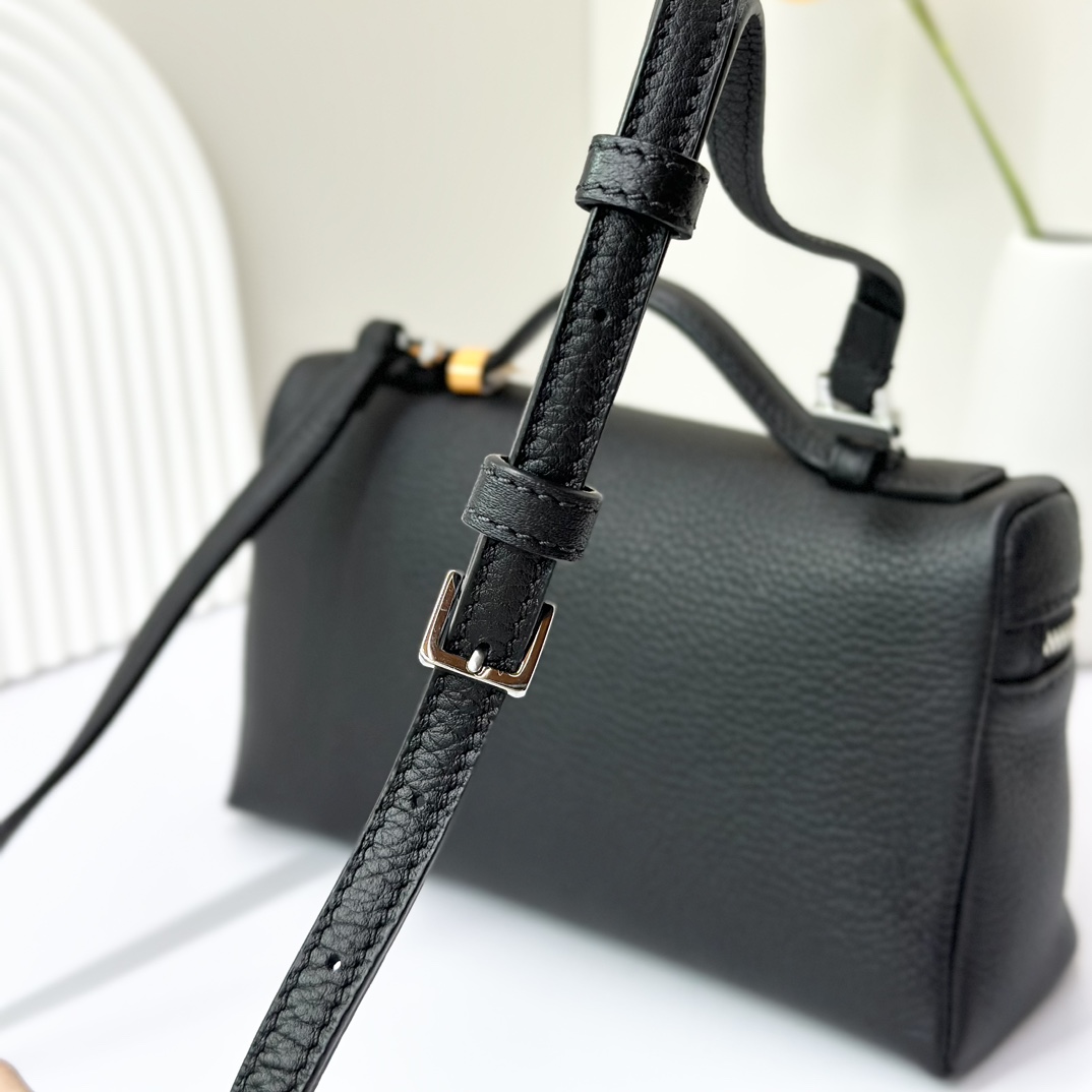 Loro Piana Extra poet L19 Clutch FAI8393