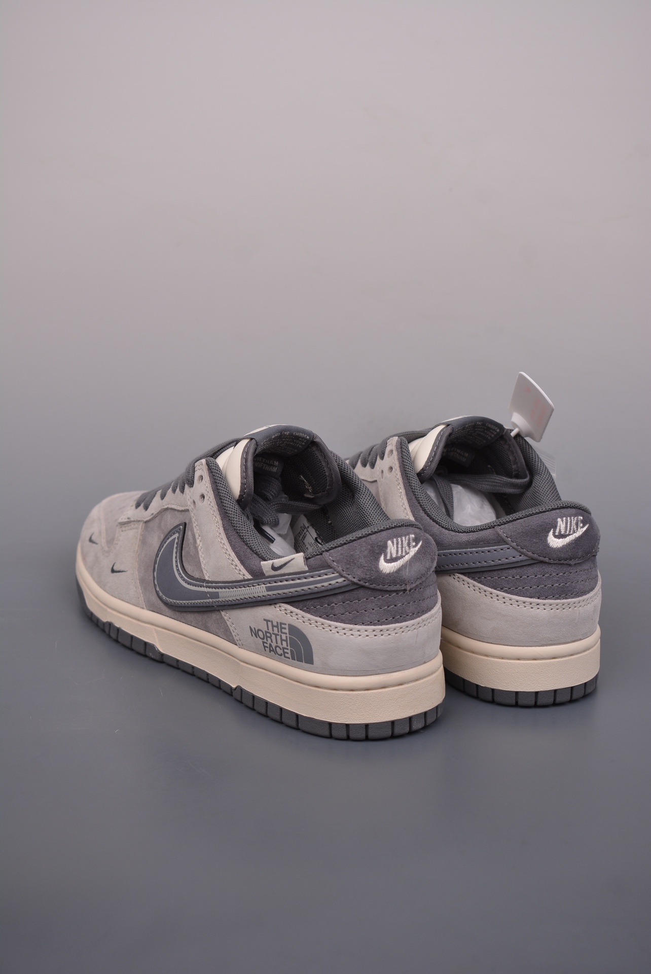 The North Face x Nike SB Dunk Low The North Face Gray DM6868-004