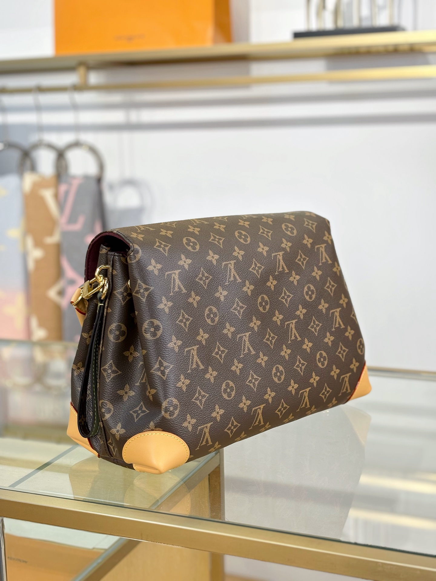 Louis Vuitton HIDE AWAY Medium Handbag M14473