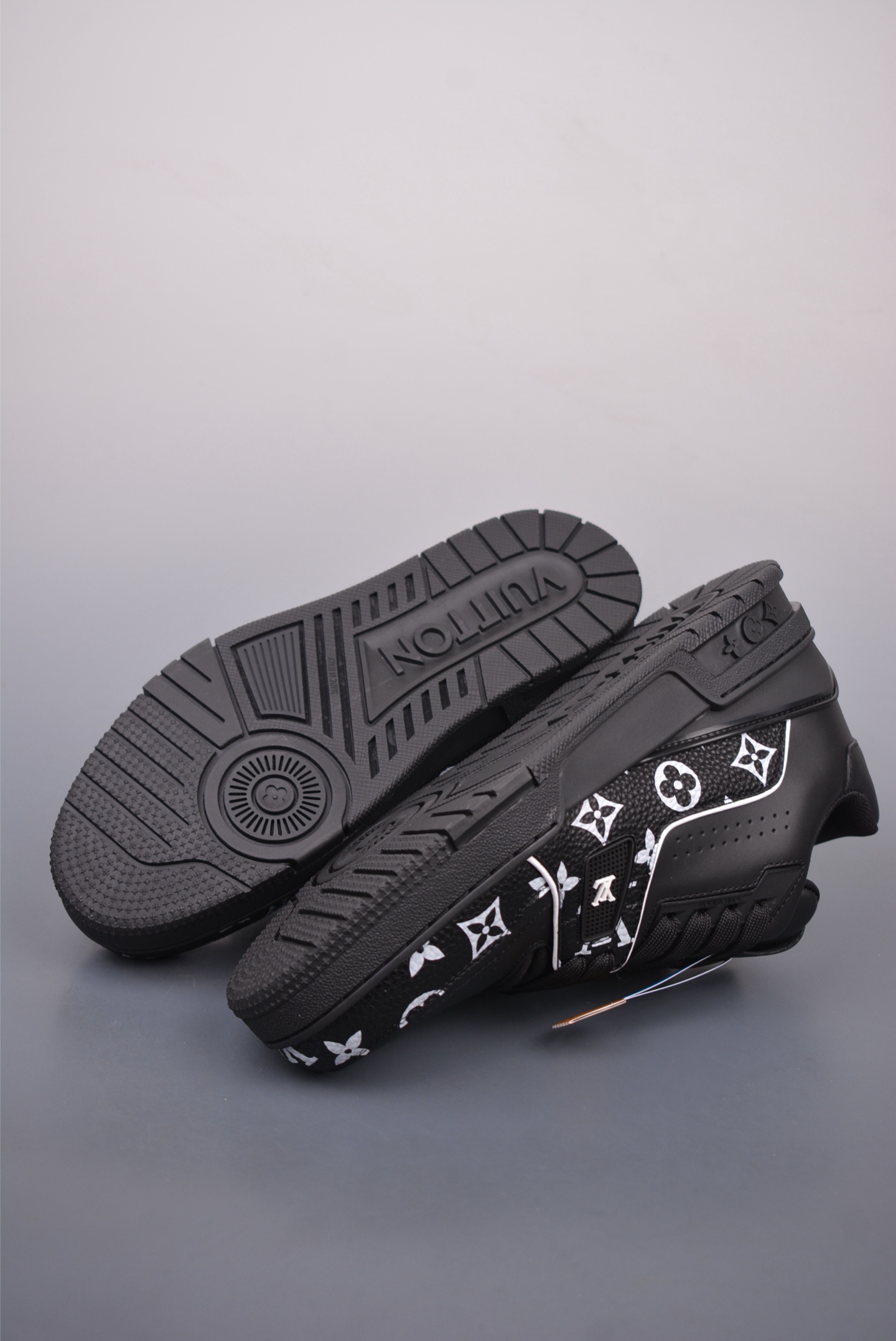 Louis Vuitton Trainer Sneaker Low Black and White Print 1AAREW