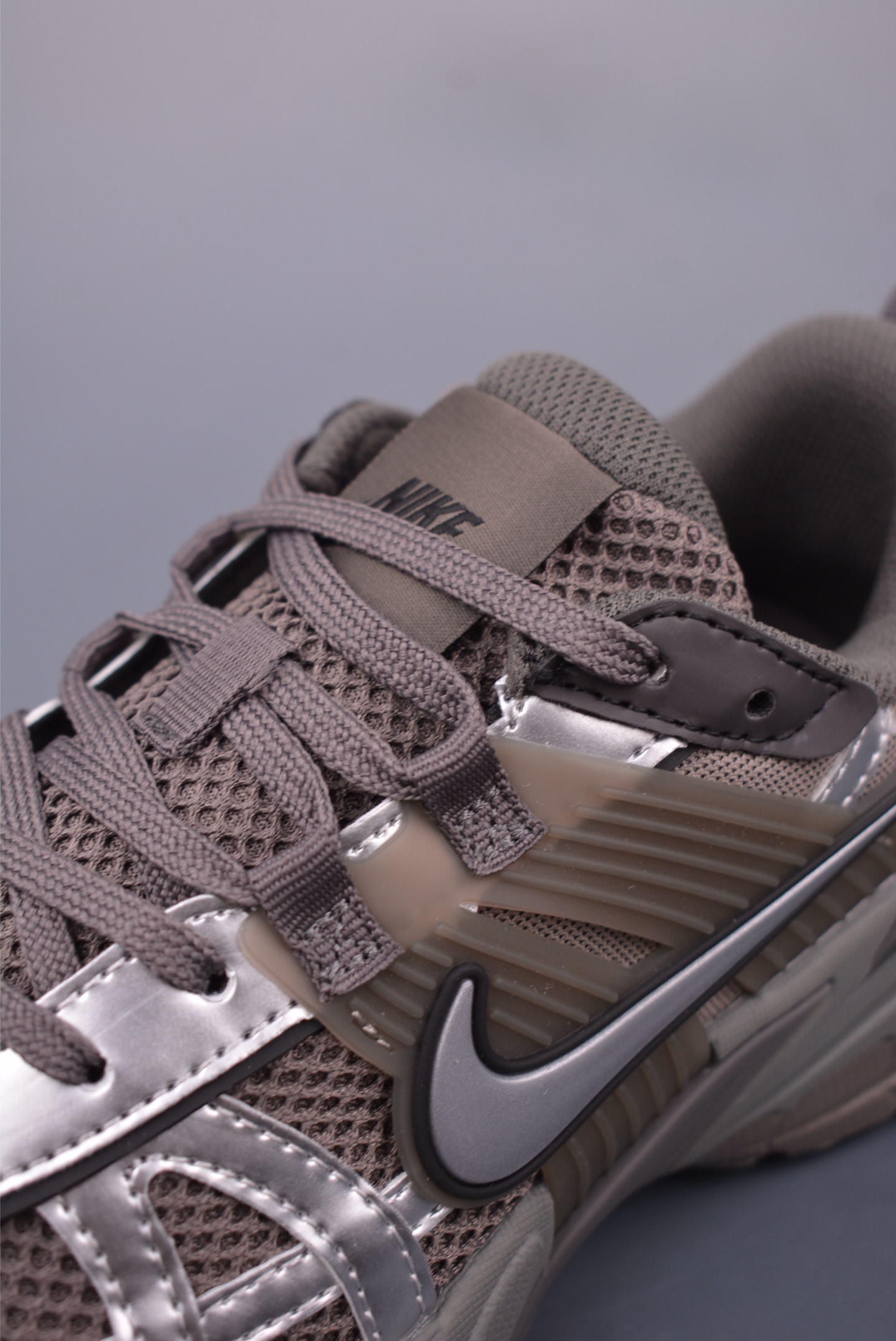 Nike Wmns V2K Runtekk Low running shoes Silver Dark Gray HQ1678-200