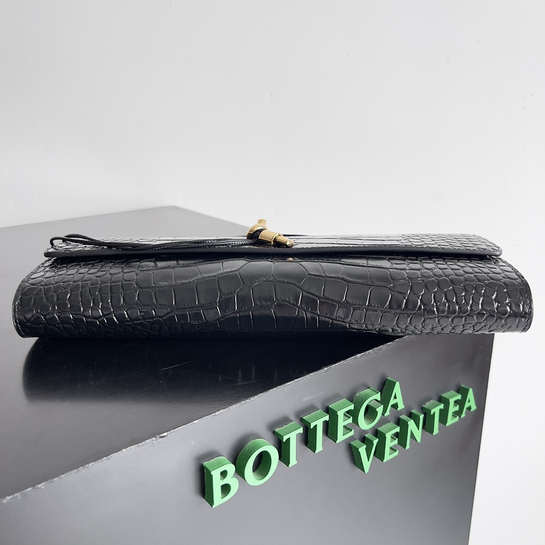 Bottega Veneta Andiamo rare crocodile leather handbag 741511