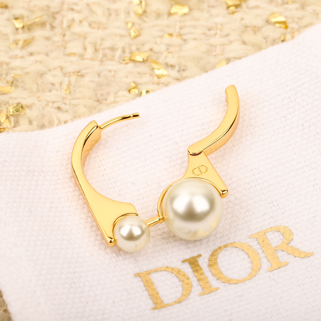 Dior Large and small pearl earrings