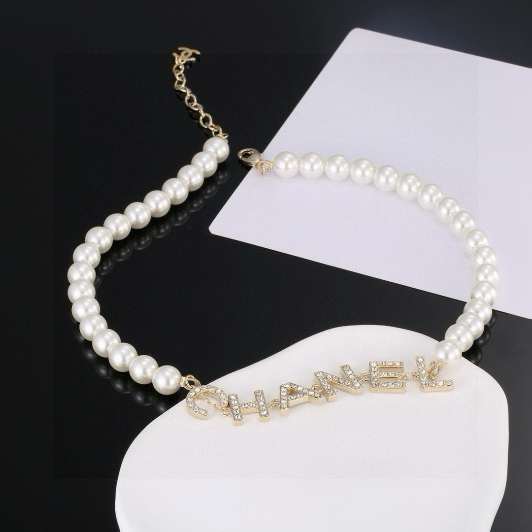 Chanel font diamond pearl necklace