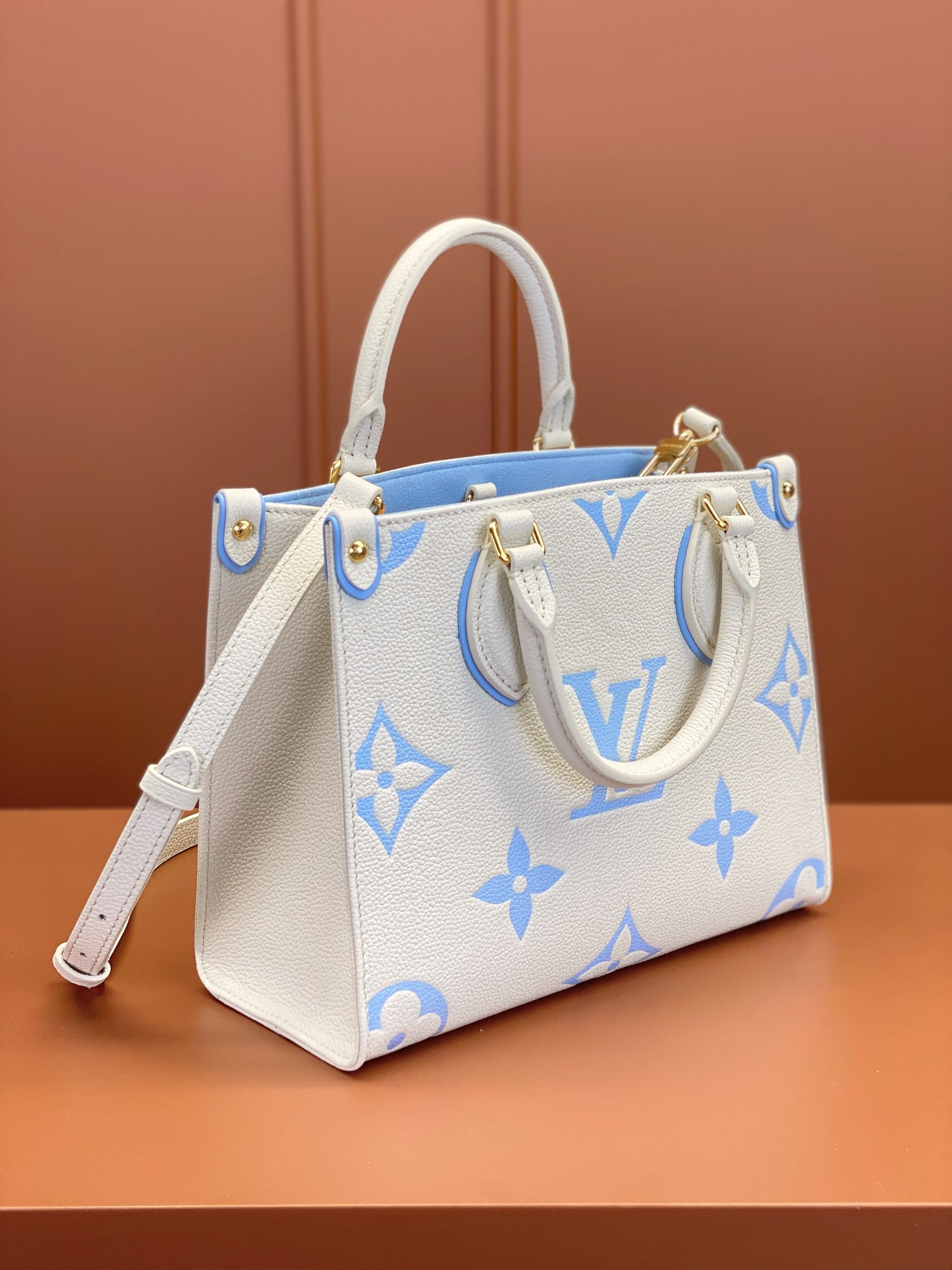 Louis Vuitton ONTHEGO Small Handbag M46833