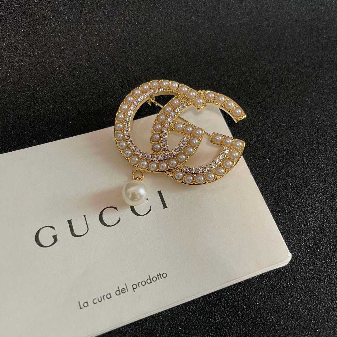 GUCCi GG Pearl Brooch