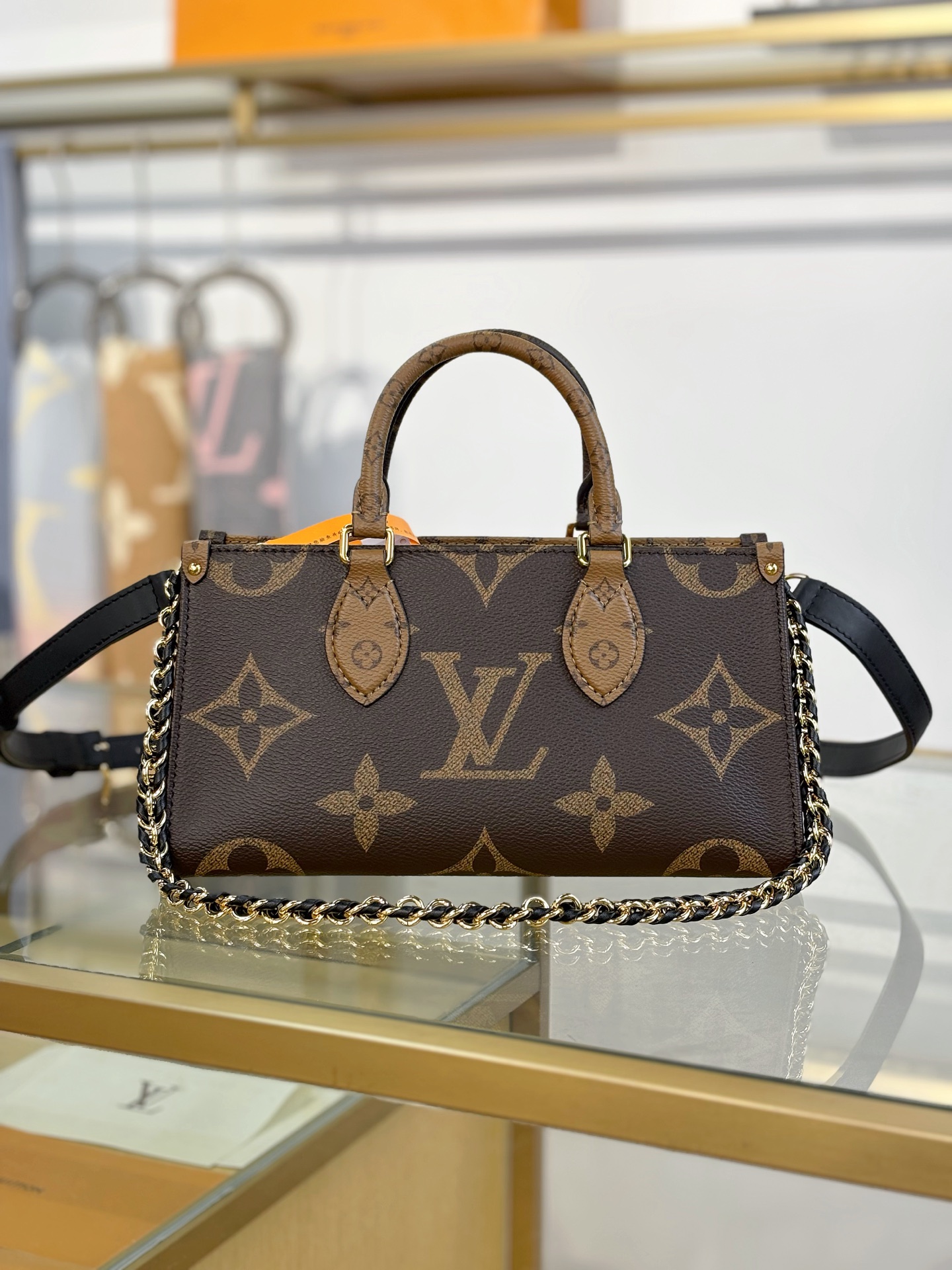 Louis Vuitton ONTHEGO EAST WEST CHAIN ​​Handbag M14236
