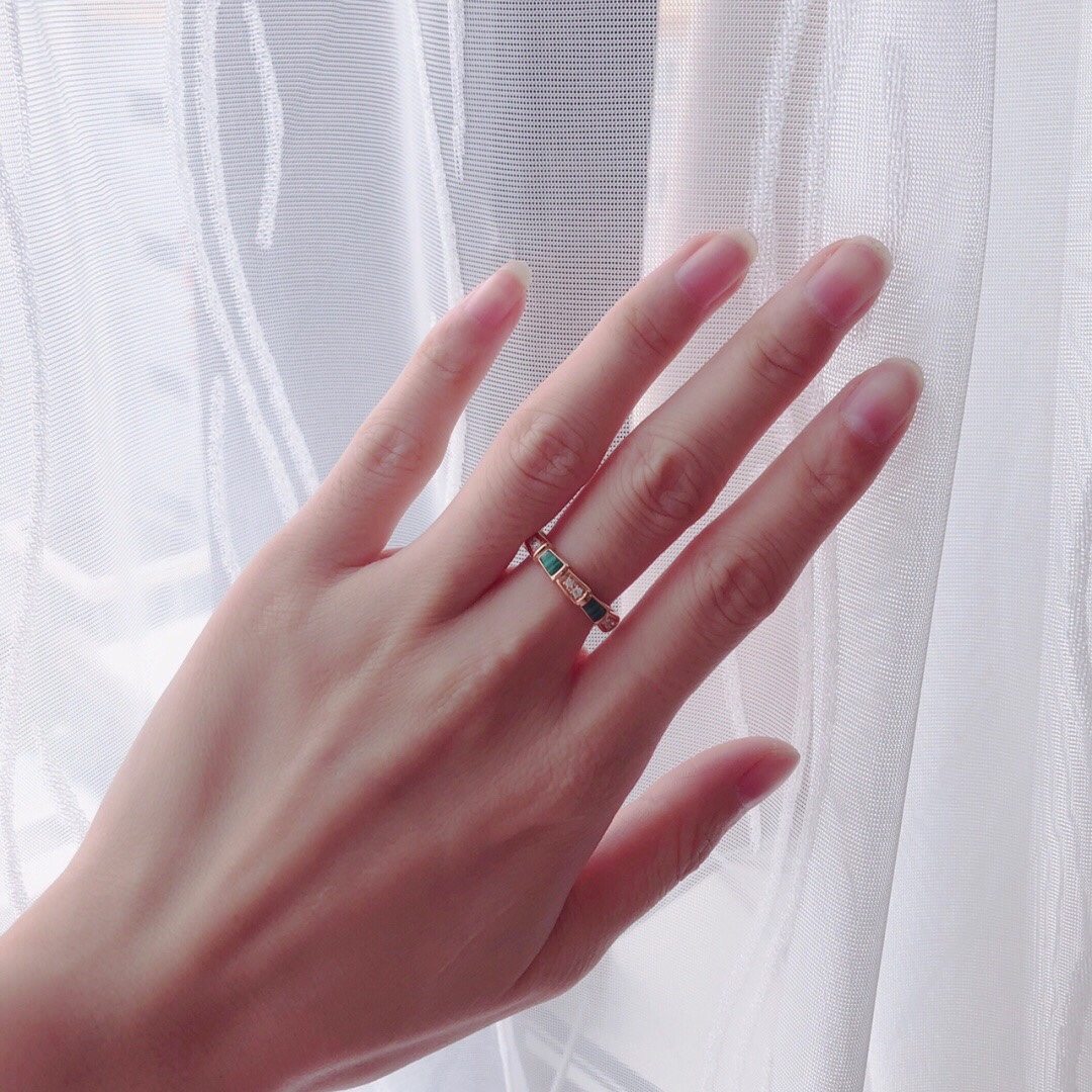 Bulgari Serpenti series mother-of-pearl diamond ring