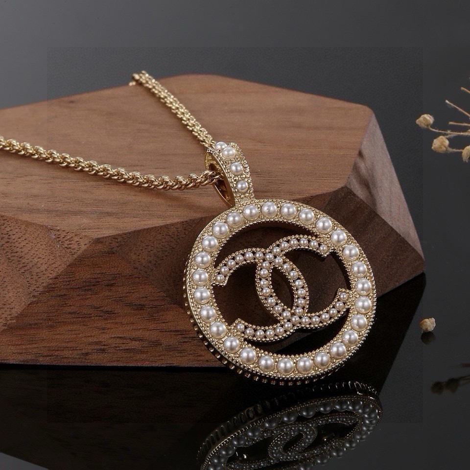 Chanel Double C pendant inlaid with glass mini pearls
