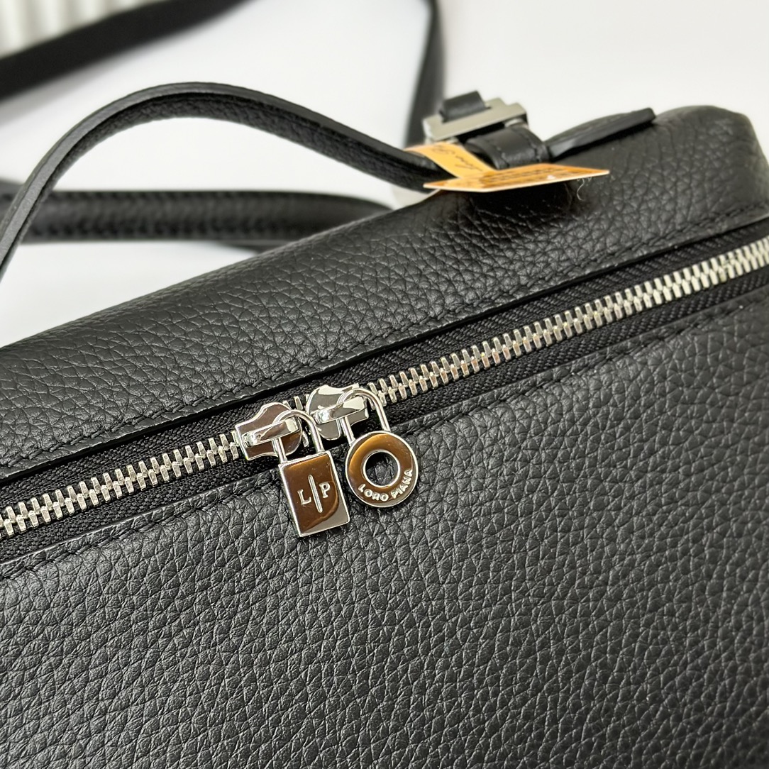Loro Piana Extra poet L19 Clutch FAI8393