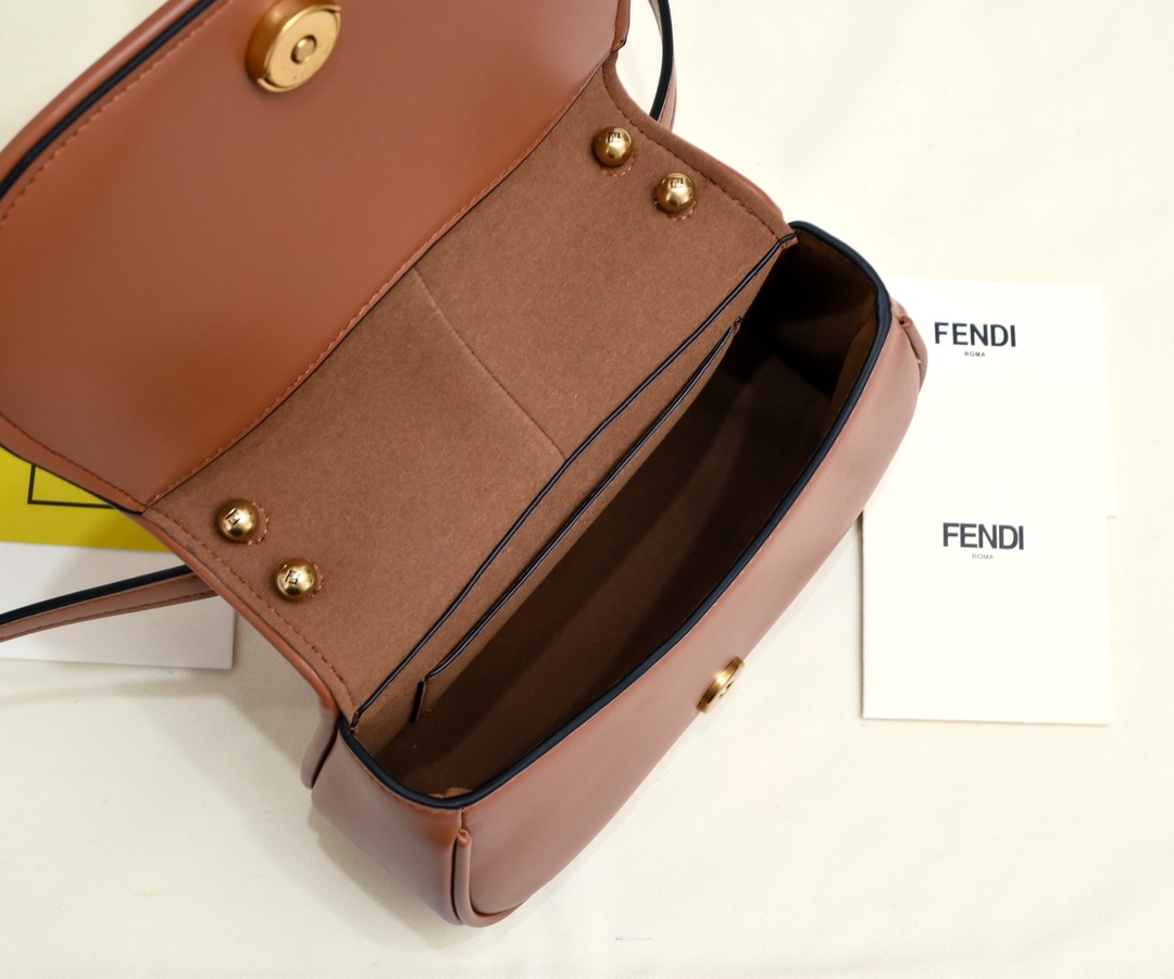 FENDI C'mon series retro flap bag 6651