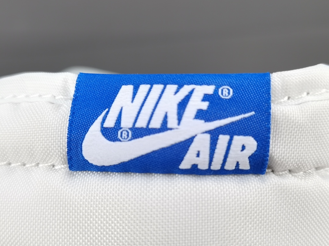 Air Jordan 1 Retro High OG Hyper Royal 555088-402