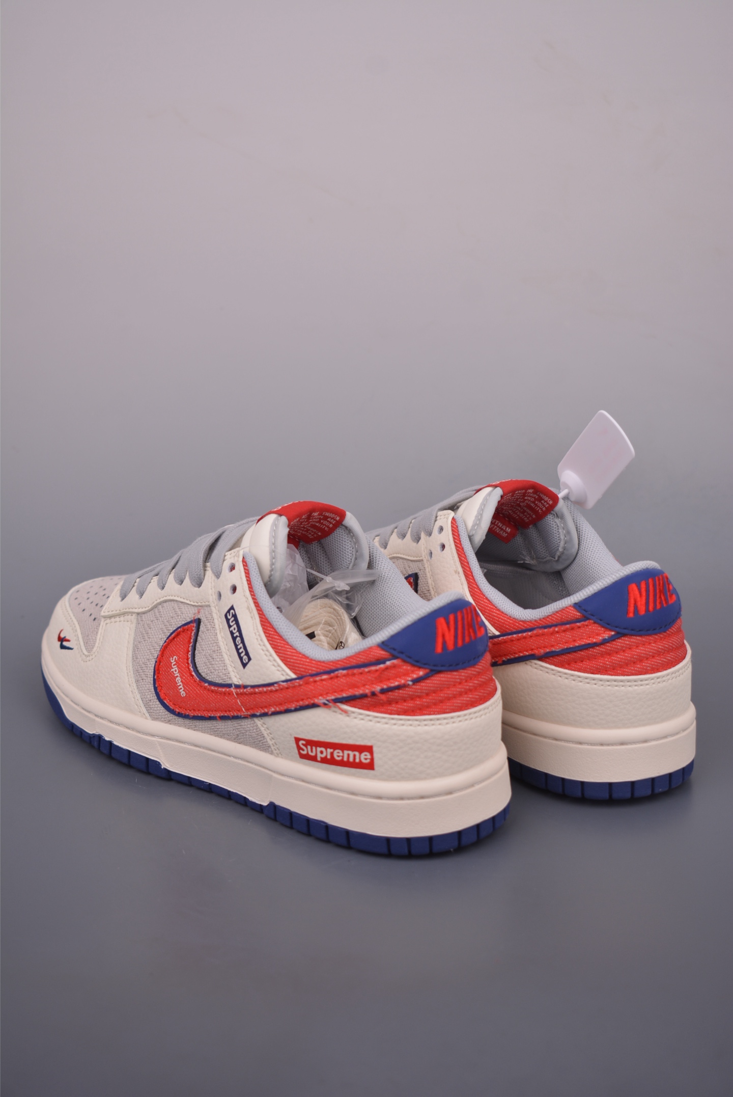 Supreme x Nike SB Dunk Low 